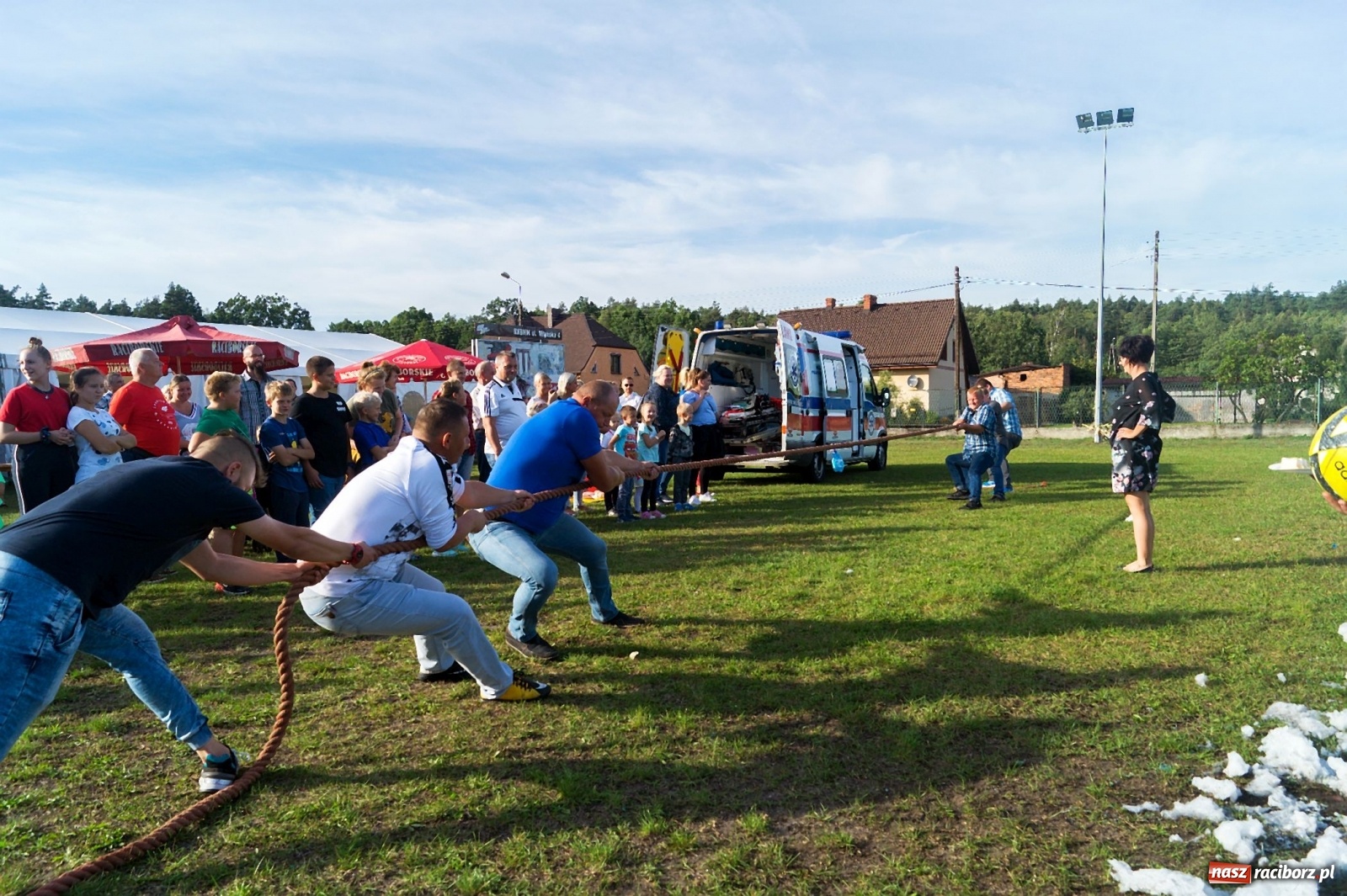 Zdjęcie w galerii na portalu naszraciborz.pl: Przeciąganie liny i królik do wygrania. Dożynki w Górkach Śląskich [FOTO] wiadomości z regionu