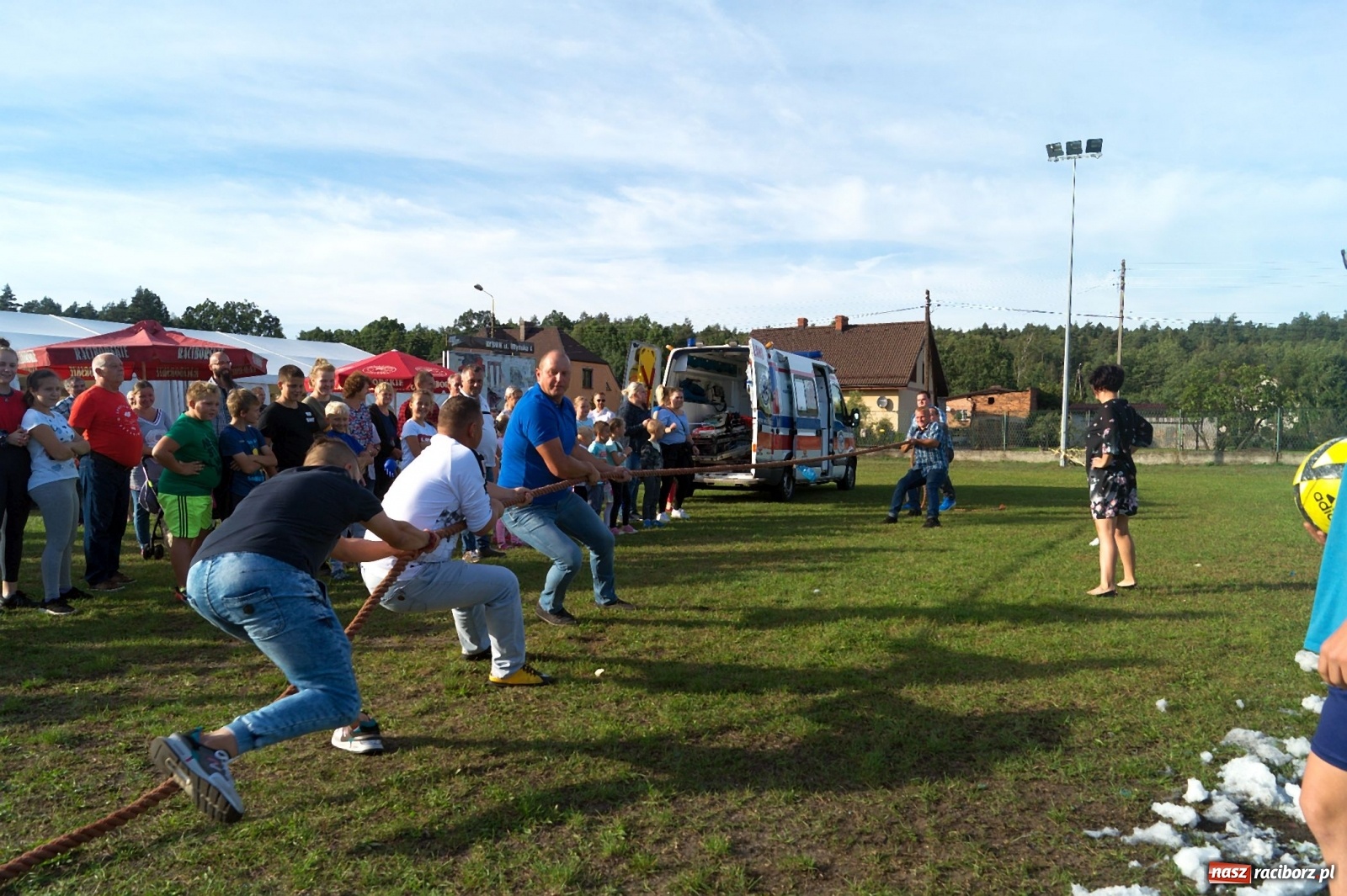 Zdjęcie w galerii na portalu naszraciborz.pl: Przeciąganie liny i królik do wygrania. Dożynki w Górkach Śląskich [FOTO] wiadomości z regionu