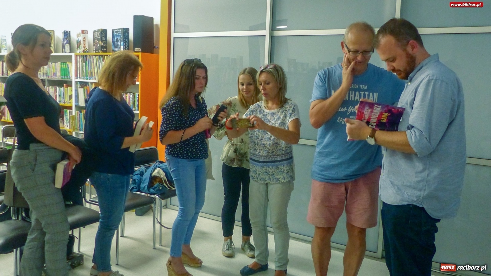 Zdjęcie w galerii na portalu naszraciborz.pl: Czy komisarz Mortka powróci? Spotkanie z Wojciechem Chmielarzem w Raciborzu wiadomości z regionu