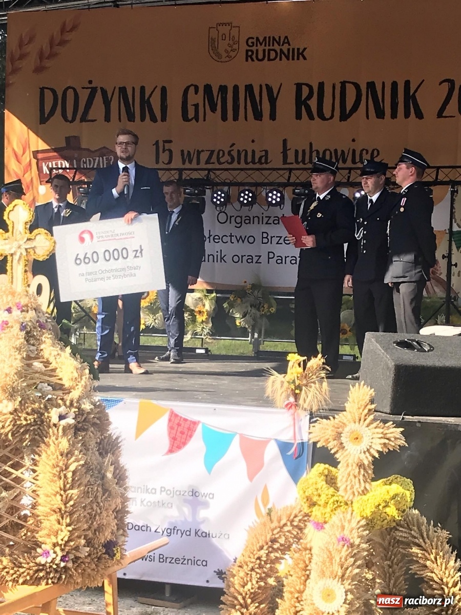 Zdjęcie w galerii na portalu naszraciborz.pl: Minister przywiózł czek. Nowy wóz dla Strzybnika wiadomości z regionu