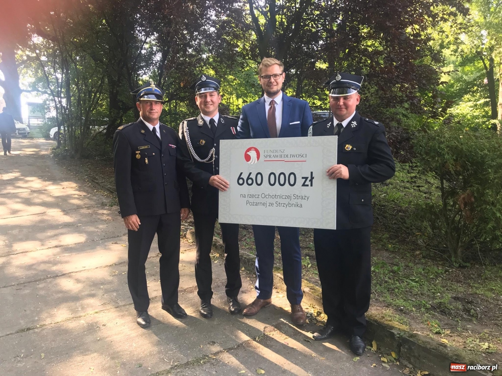 Zdjęcie w galerii na portalu naszraciborz.pl: Minister przywiózł czek. Nowy wóz dla Strzybnika wiadomości z regionu