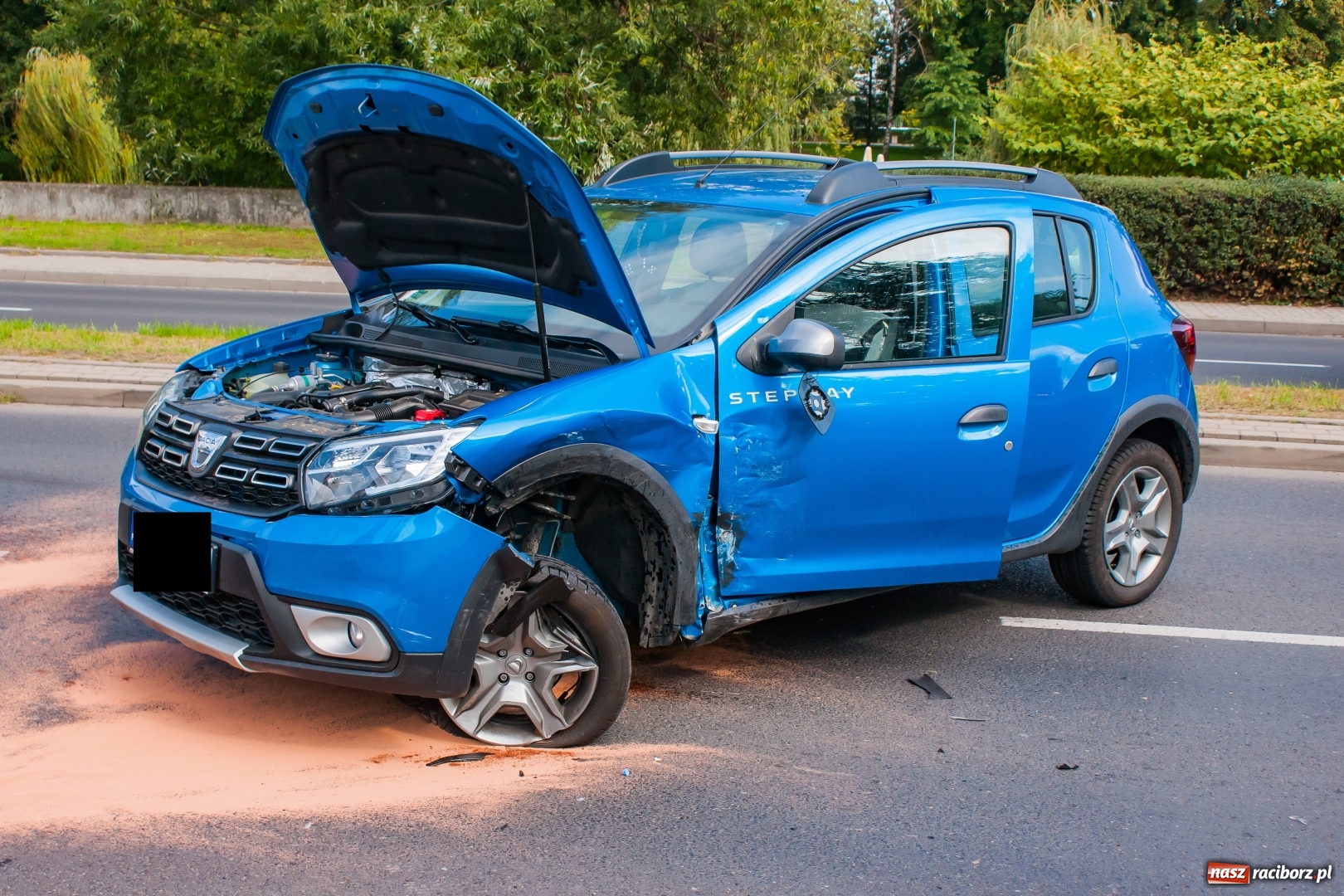 Zdjęcie w galerii na portalu naszraciborz.pl: Zderzenie dacii i seata na Odrostradzie [FOTO] wiadomości z regionu