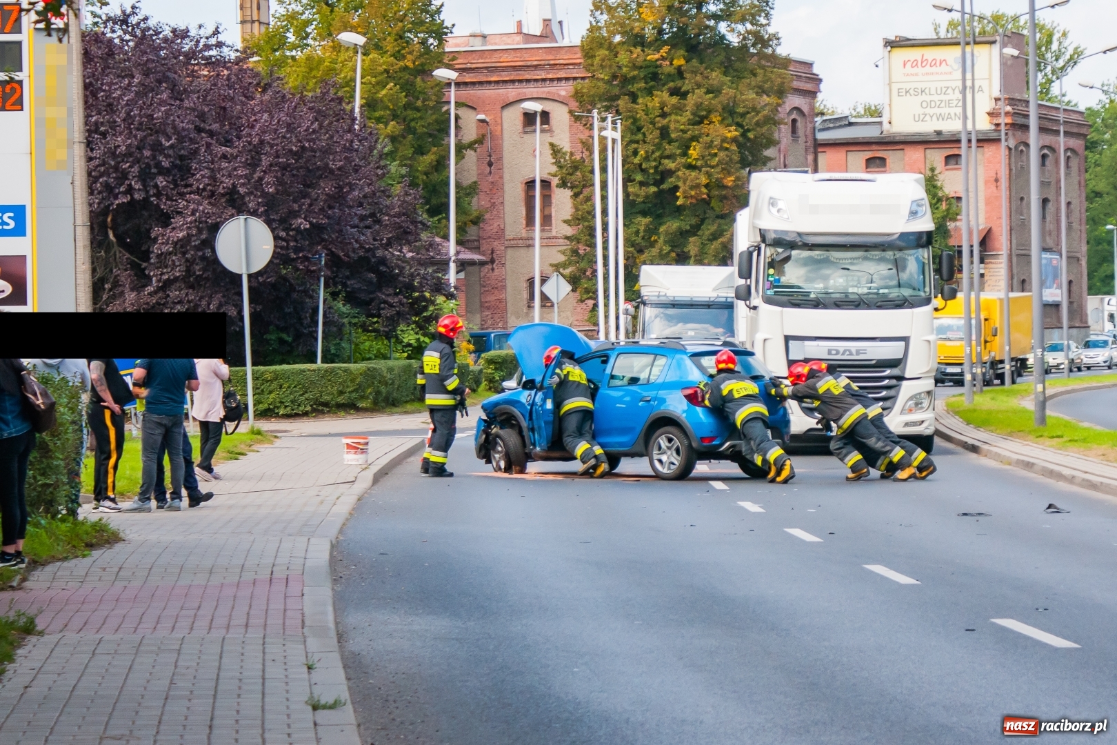 Zdjęcie w galerii na portalu naszraciborz.pl: Zderzenie dacii i seata na Odrostradzie [FOTO] wiadomości z regionu
