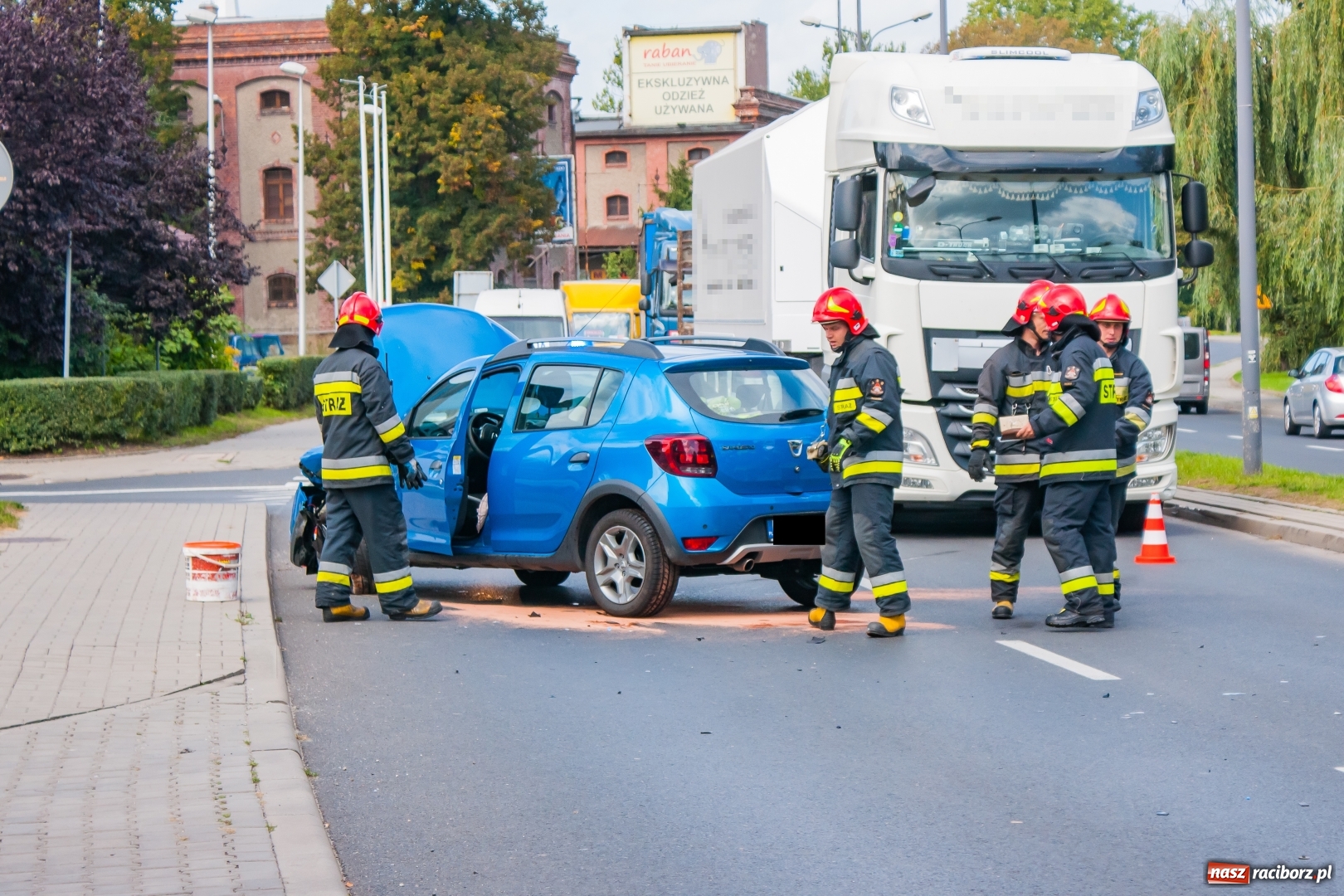 Zdjęcie w galerii na portalu naszraciborz.pl: Zderzenie dacii i seata na Odrostradzie [FOTO] wiadomości z regionu