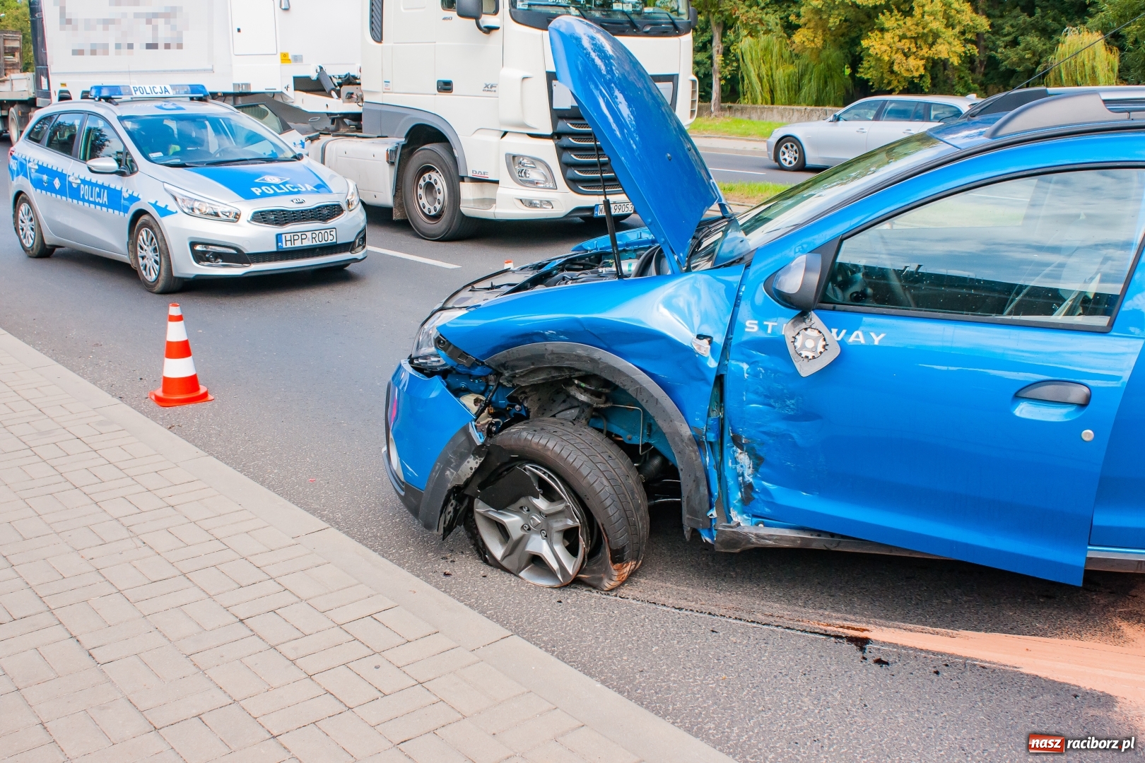 Zdjęcie w galerii na portalu naszraciborz.pl: Zderzenie dacii i seata na Odrostradzie [FOTO] wiadomości z regionu