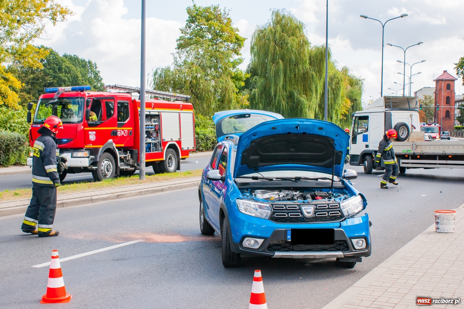 Zdjęcie w galerii na portalu naszraciborz.pl: Zderzenie dacii i seata na Odrostradzie [FOTO] wiadomości z regionu