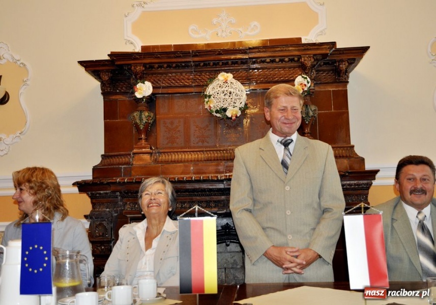 Zdjęcie w galerii na portalu naszraciborz.pl: Burmistrz dostał ciupagę wiadomości z regionu