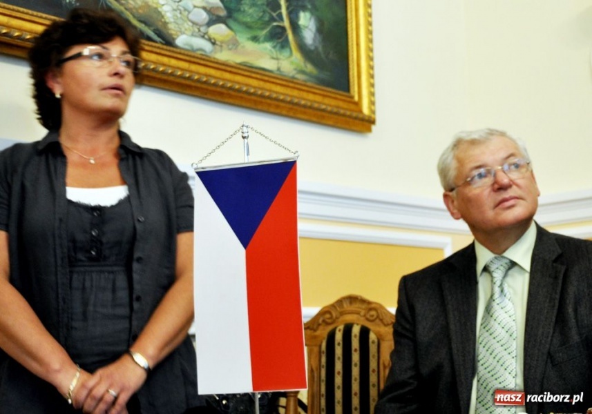 Zdjęcie w galerii na portalu naszraciborz.pl: Burmistrz dostał ciupagę wiadomości z regionu