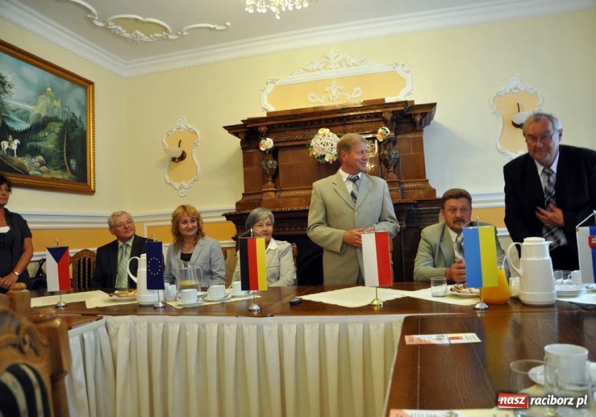 Zdjęcie w galerii na portalu naszraciborz.pl: Burmistrz dostał ciupagę wiadomości z regionu