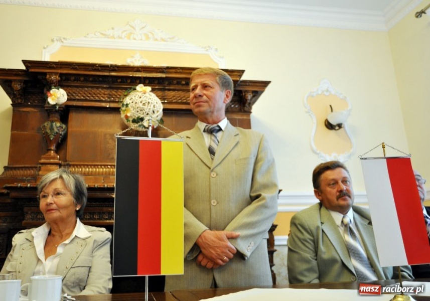 Zdjęcie w galerii na portalu naszraciborz.pl: Burmistrz dostał ciupagę wiadomości z regionu