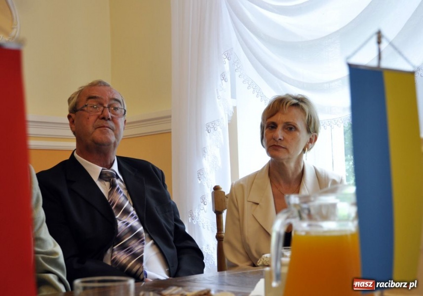 Zdjęcie w galerii na portalu naszraciborz.pl: Burmistrz dostał ciupagę wiadomości z regionu