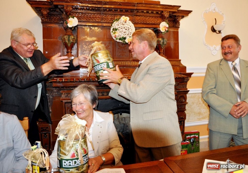 Zdjęcie w galerii na portalu naszraciborz.pl: Burmistrz dostał ciupagę wiadomości z regionu