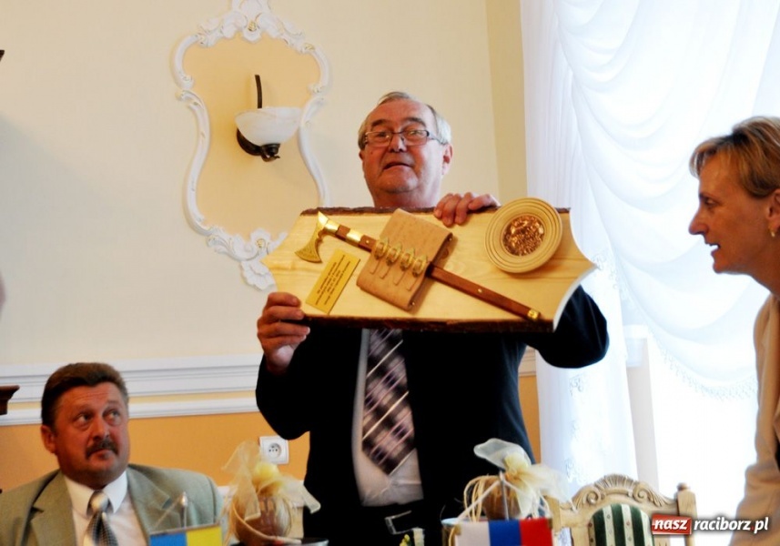 Zdjęcie w galerii na portalu naszraciborz.pl: Burmistrz dostał ciupagę wiadomości z regionu