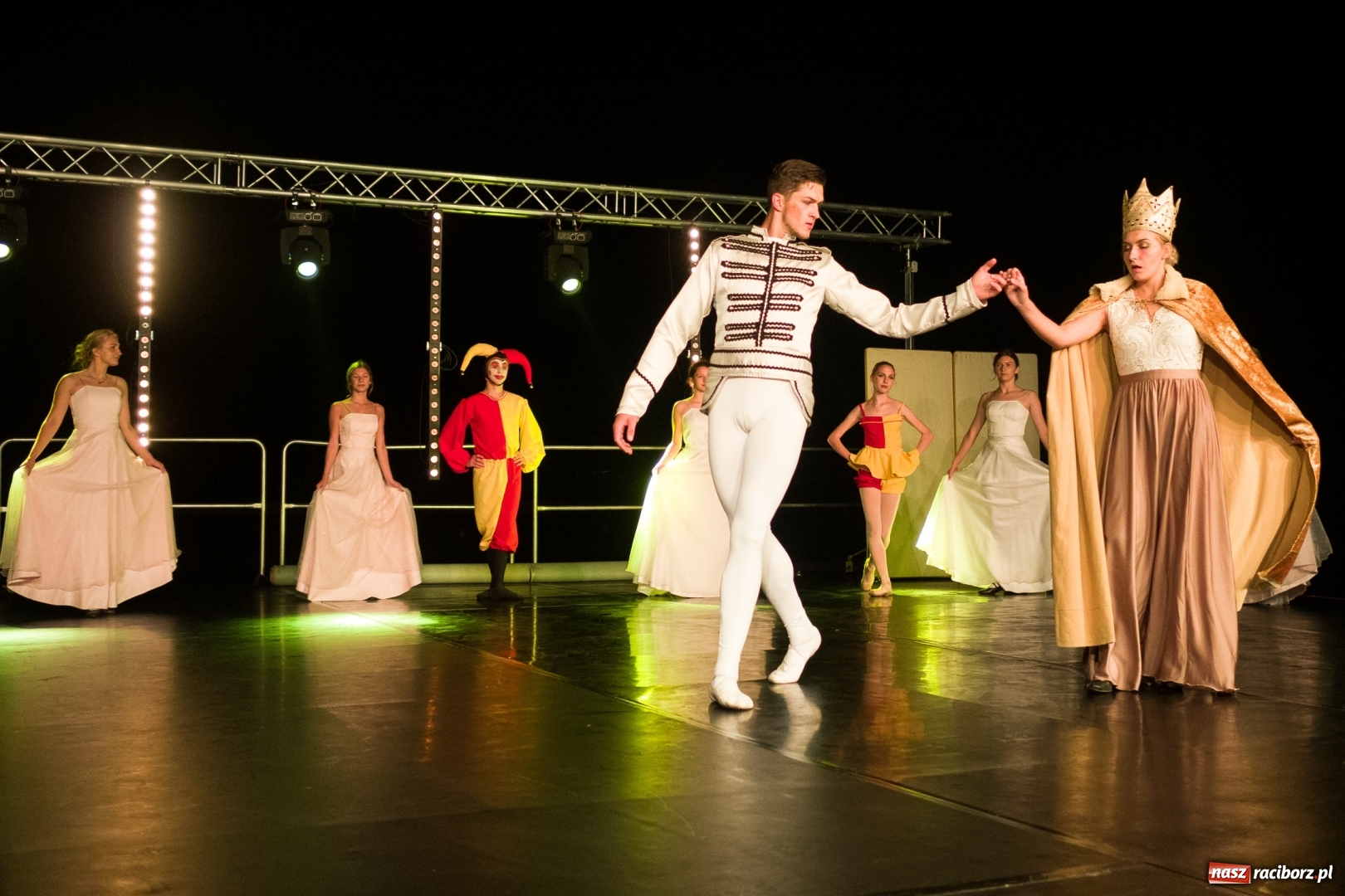 Zdjęcie w galerii na portalu naszraciborz.pl: Spektakl Zaklęty łabędź na jeziorze w Hlučínie [FOTO] wiadomości z regionu