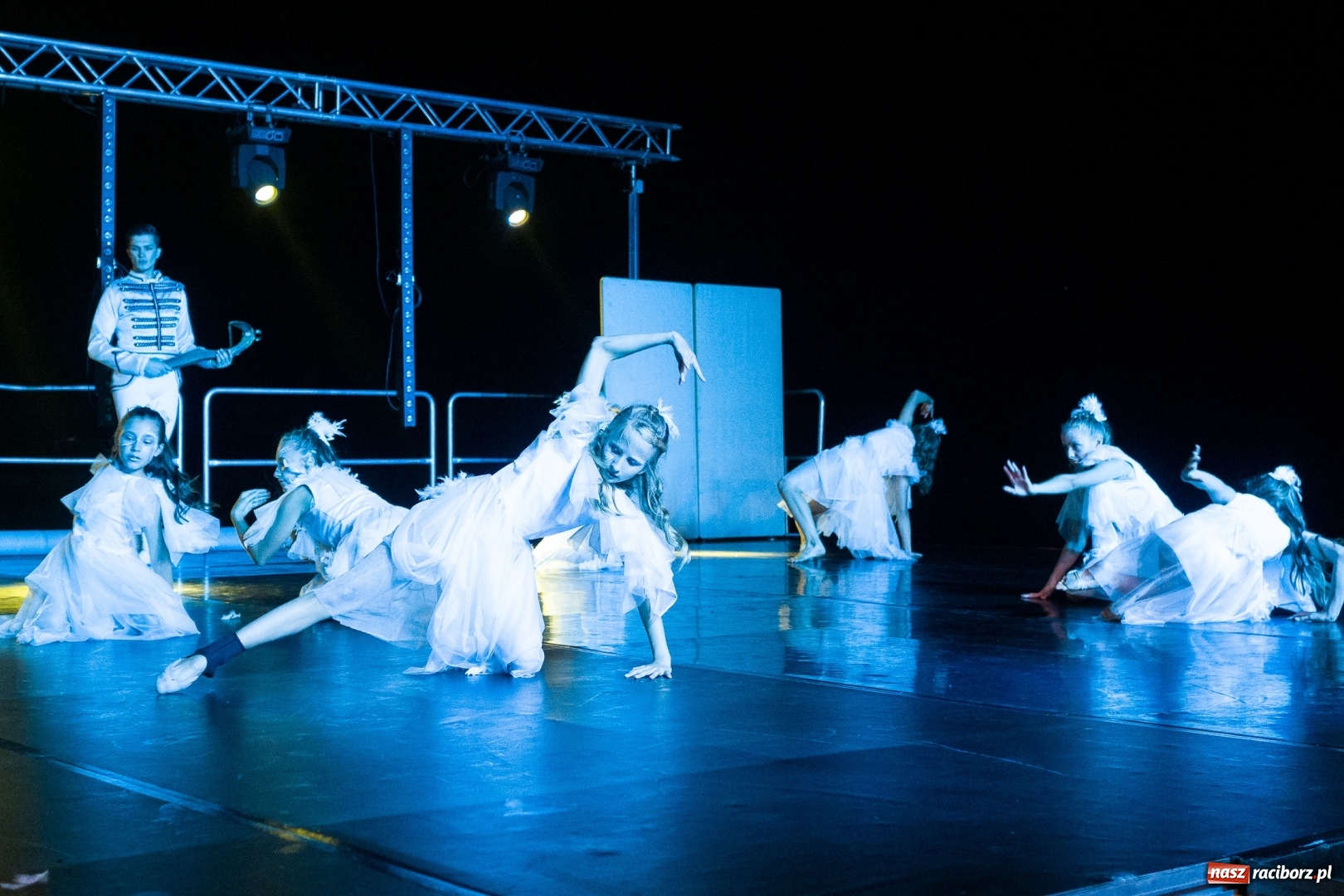 Zdjęcie w galerii na portalu naszraciborz.pl: Spektakl Zaklęty łabędź na jeziorze w Hlučínie [FOTO] wiadomości z regionu