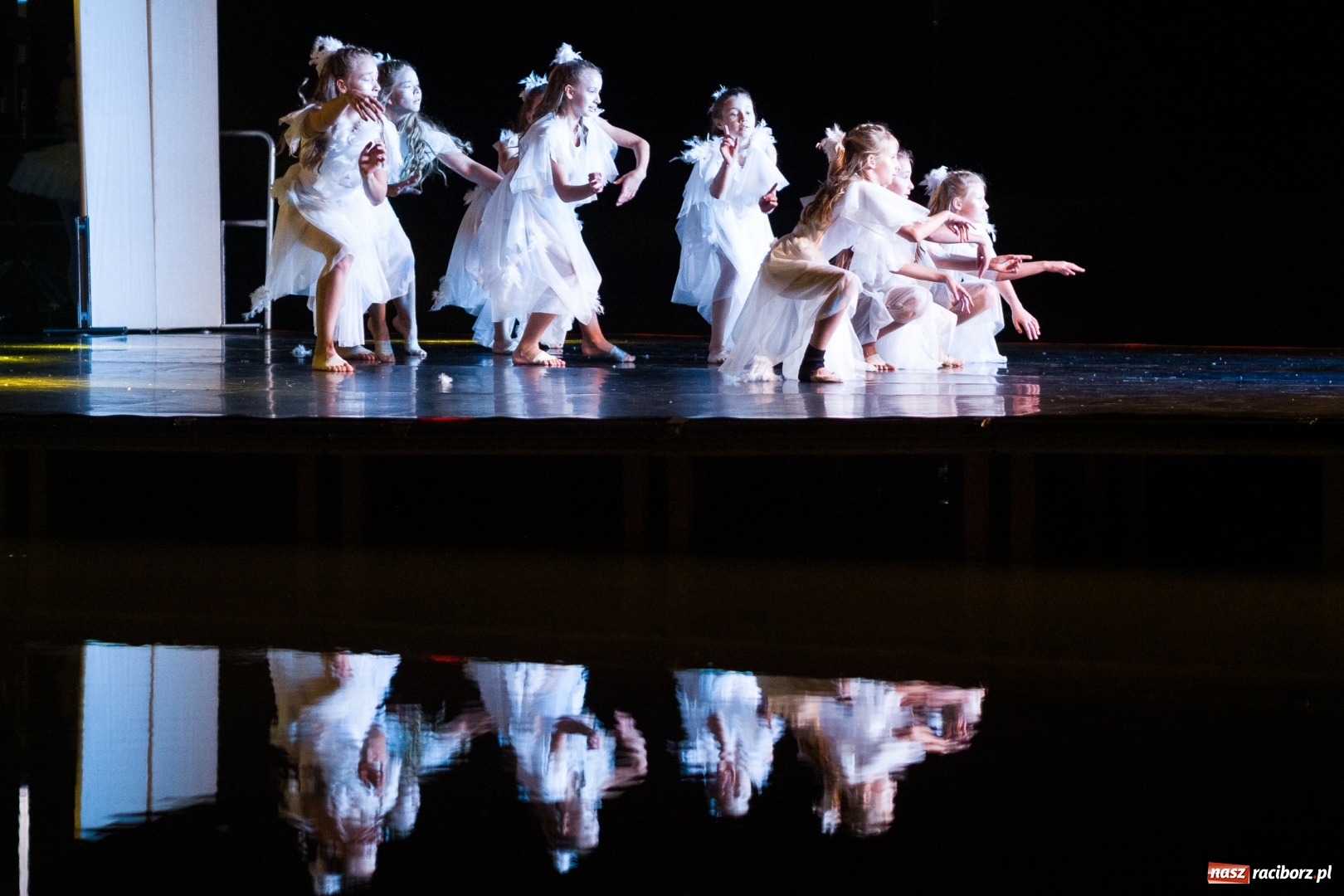 Zdjęcie w galerii na portalu naszraciborz.pl: Spektakl Zaklęty łabędź na jeziorze w Hlučínie [FOTO] wiadomości z regionu