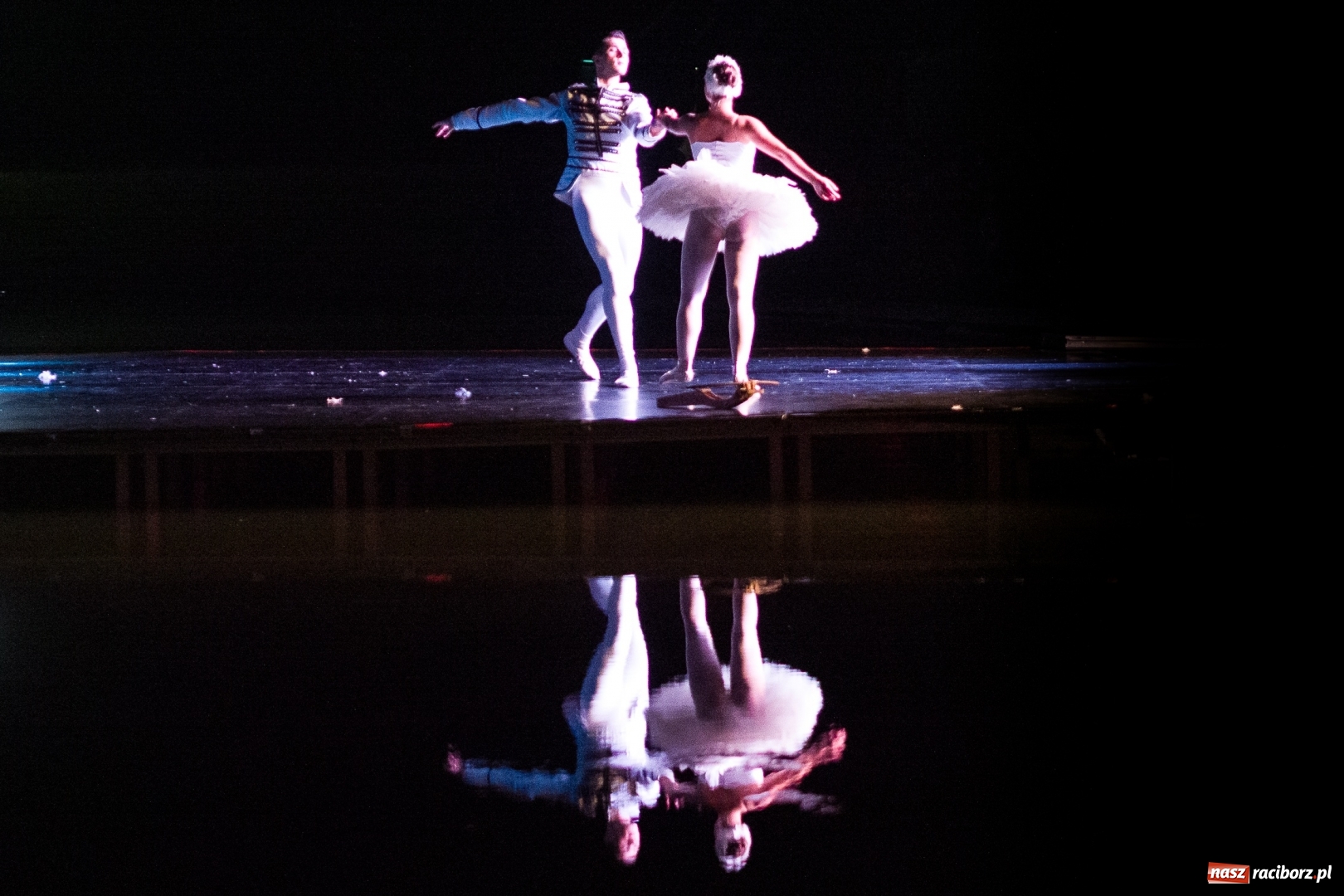 Zdjęcie w galerii na portalu naszraciborz.pl: Spektakl Zaklęty łabędź na jeziorze w Hlučínie [FOTO] wiadomości z regionu