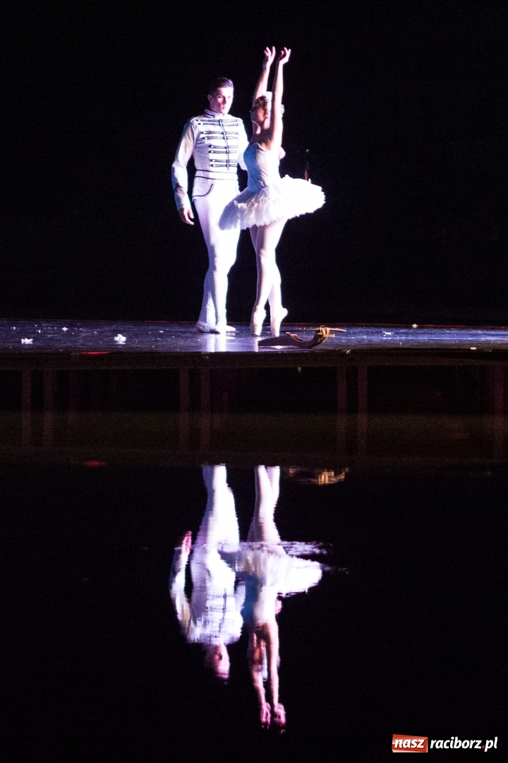 Zdjęcie w galerii na portalu naszraciborz.pl: Spektakl Zaklęty łabędź na jeziorze w Hlučínie [FOTO] wiadomości z regionu