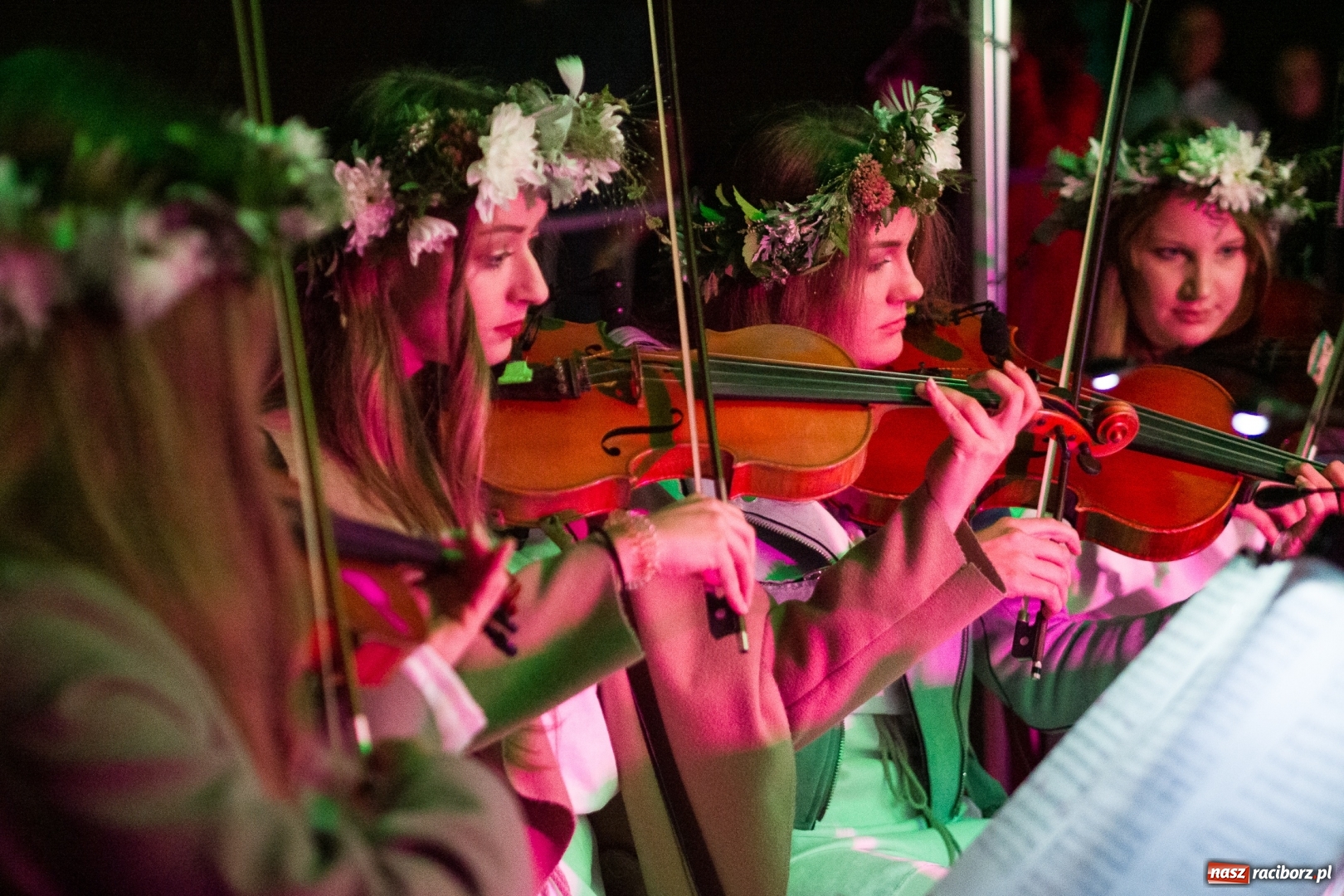 Zdjęcie w galerii na portalu naszraciborz.pl: Spektakl Zaklęty łabędź na jeziorze w Hlučínie [FOTO] wiadomości z regionu