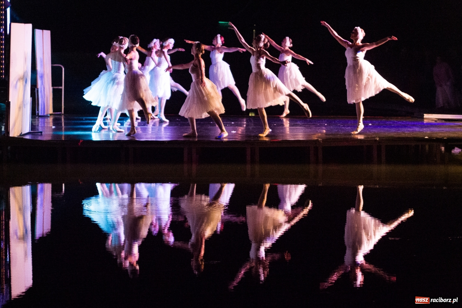 Zdjęcie w galerii na portalu naszraciborz.pl: Spektakl Zaklęty łabędź na jeziorze w Hlučínie [FOTO] wiadomości z regionu