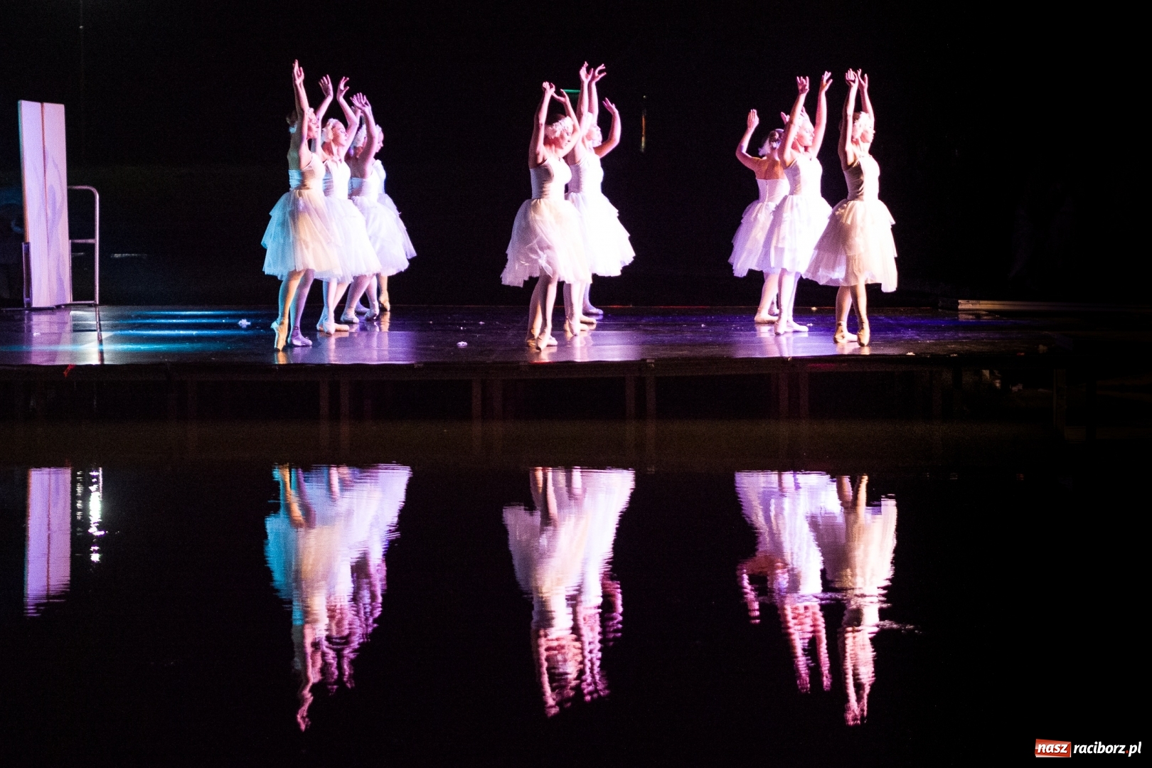 Zdjęcie w galerii na portalu naszraciborz.pl: Spektakl Zaklęty łabędź na jeziorze w Hlučínie [FOTO] wiadomości z regionu