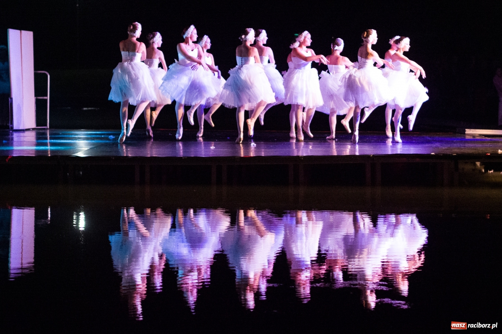 Zdjęcie w galerii na portalu naszraciborz.pl: Spektakl Zaklęty łabędź na jeziorze w Hlučínie [FOTO] wiadomości z regionu