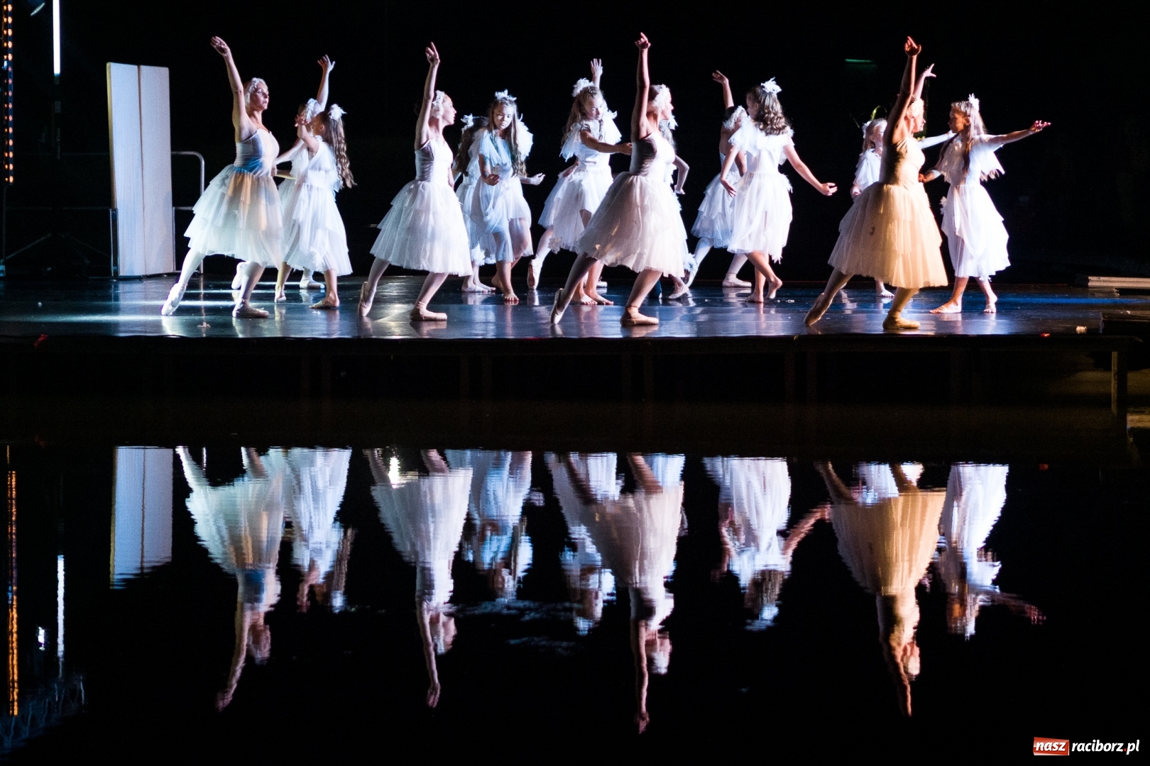 Zdjęcie w galerii na portalu naszraciborz.pl: Spektakl Zaklęty łabędź na jeziorze w Hlučínie [FOTO] wiadomości z regionu