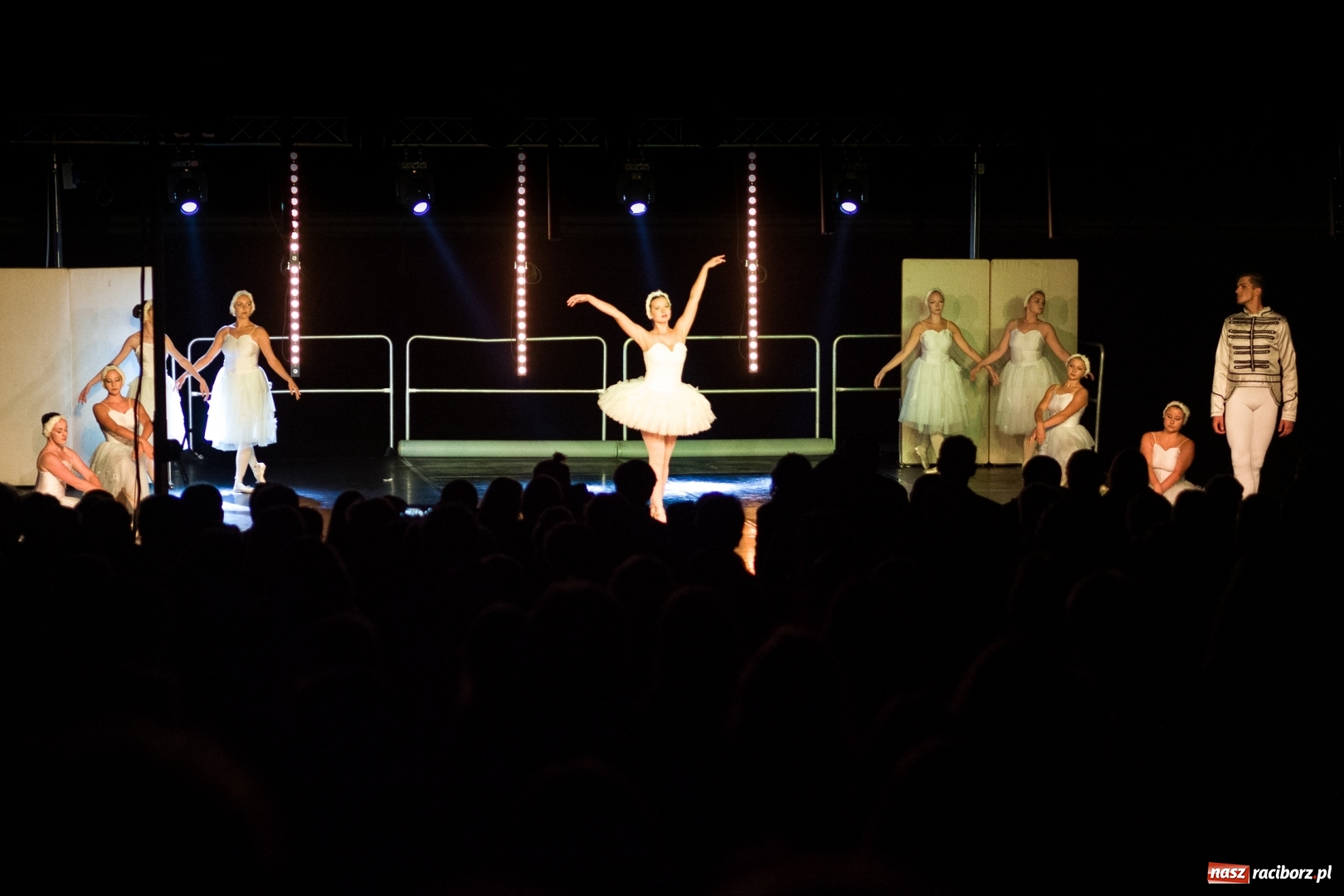 Zdjęcie w galerii na portalu naszraciborz.pl: Spektakl Zaklęty łabędź na jeziorze w Hlučínie [FOTO] wiadomości z regionu