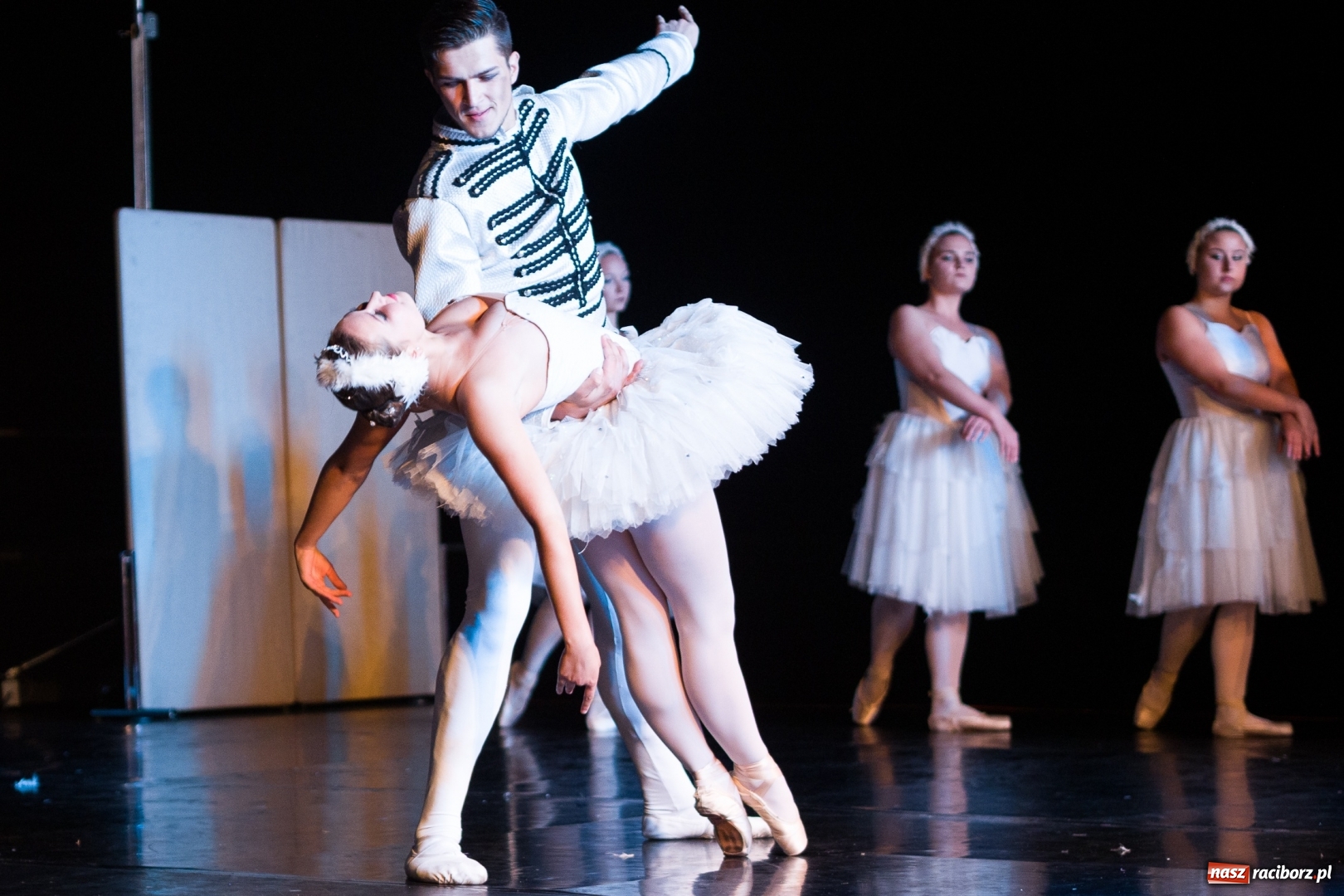 Zdjęcie w galerii na portalu naszraciborz.pl: Spektakl Zaklęty łabędź na jeziorze w Hlučínie [FOTO] wiadomości z regionu