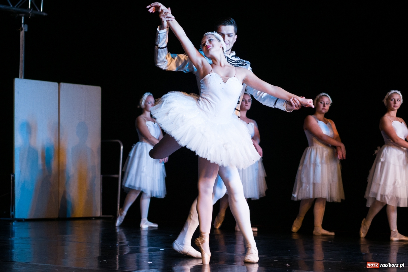 Zdjęcie w galerii na portalu naszraciborz.pl: Spektakl Zaklęty łabędź na jeziorze w Hlučínie [FOTO] wiadomości z regionu