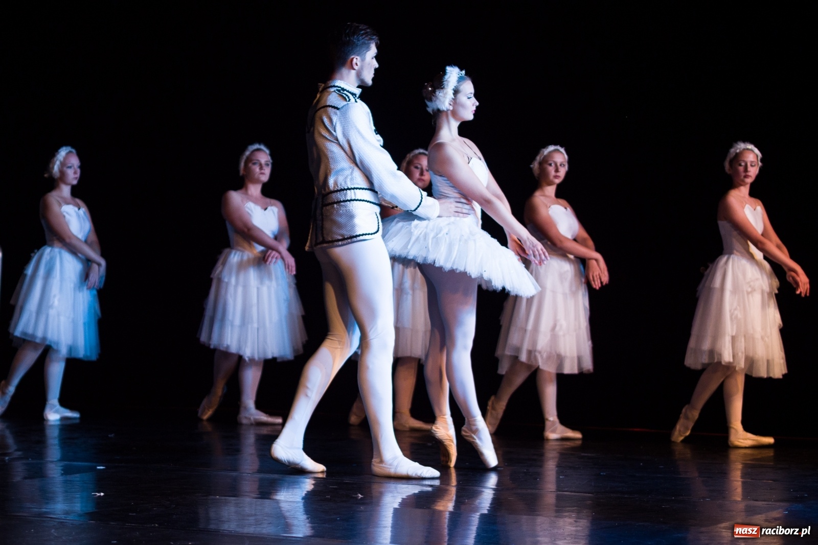 Zdjęcie w galerii na portalu naszraciborz.pl: Spektakl Zaklęty łabędź na jeziorze w Hlučínie [FOTO] wiadomości z regionu