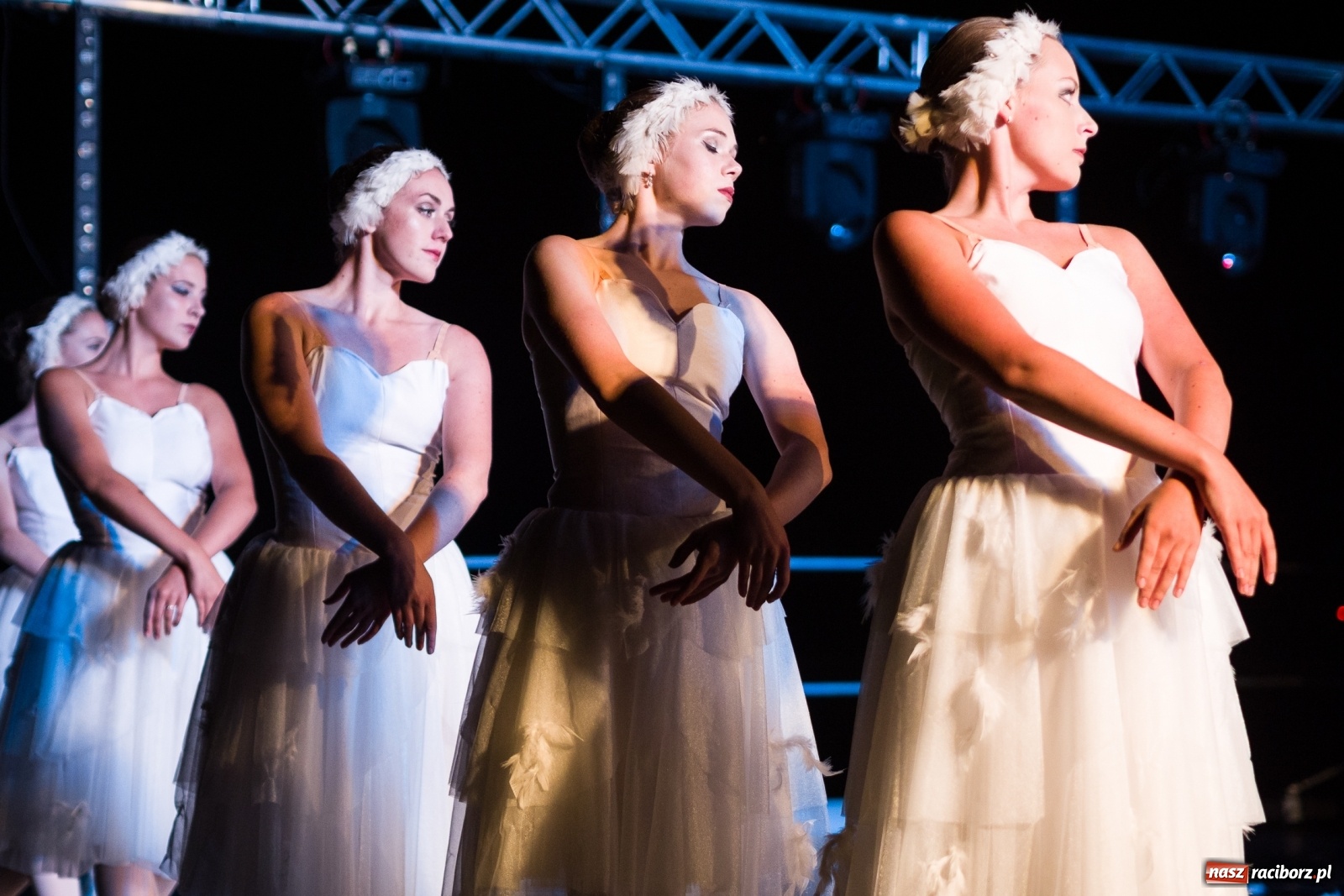 Zdjęcie w galerii na portalu naszraciborz.pl: Spektakl Zaklęty łabędź na jeziorze w Hlučínie [FOTO] wiadomości z regionu