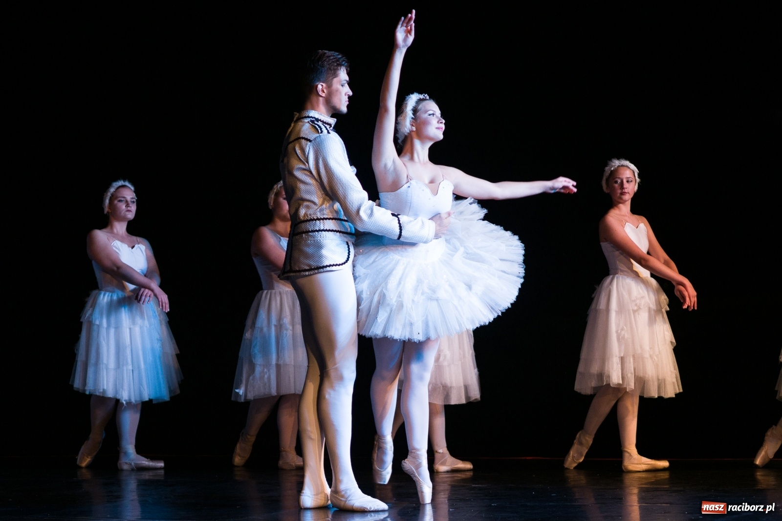 Zdjęcie w galerii na portalu naszraciborz.pl: Spektakl Zaklęty łabędź na jeziorze w Hlučínie [FOTO] wiadomości z regionu