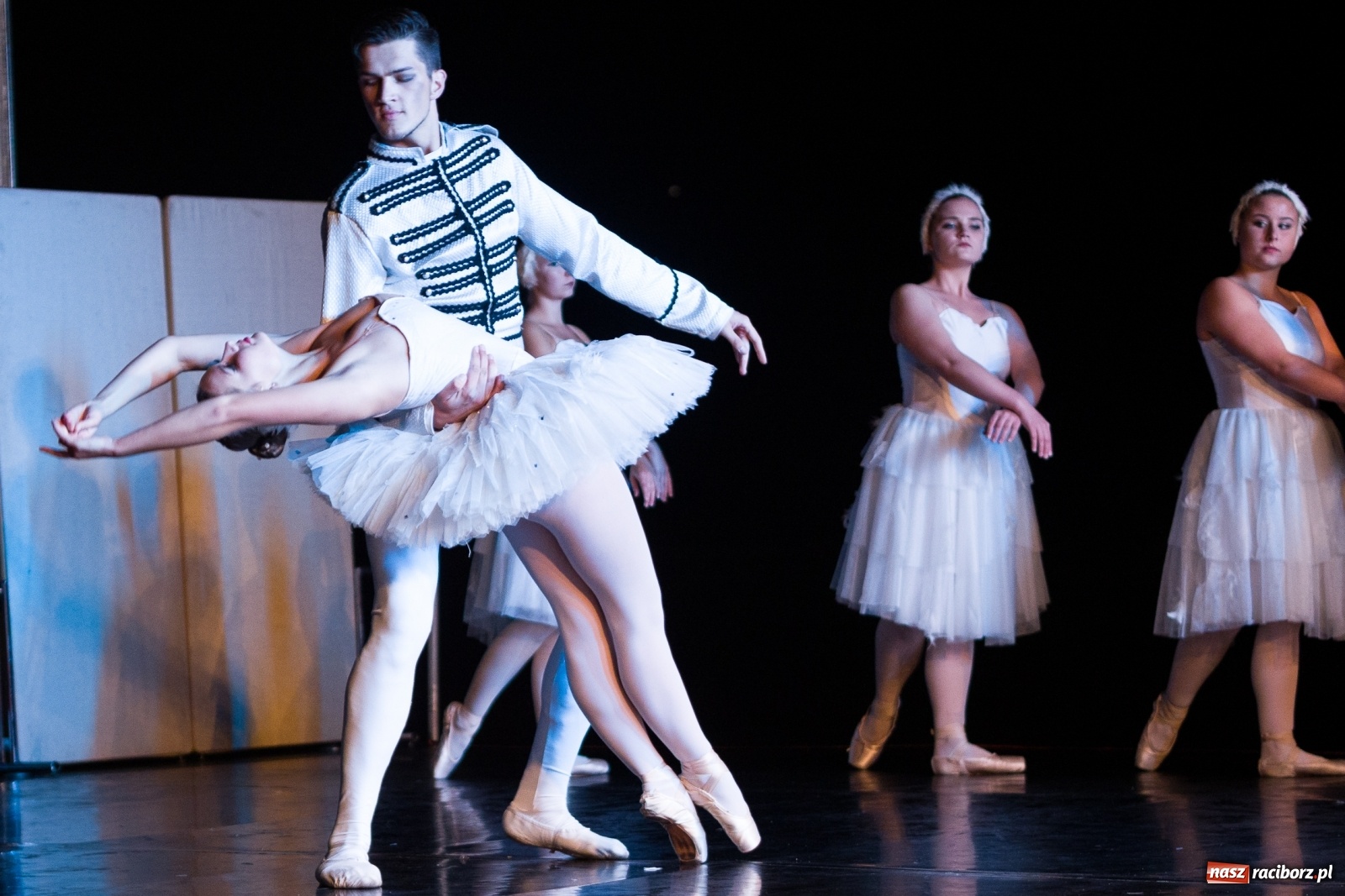 Zdjęcie w galerii na portalu naszraciborz.pl: Spektakl Zaklęty łabędź na jeziorze w Hlučínie [FOTO] wiadomości z regionu