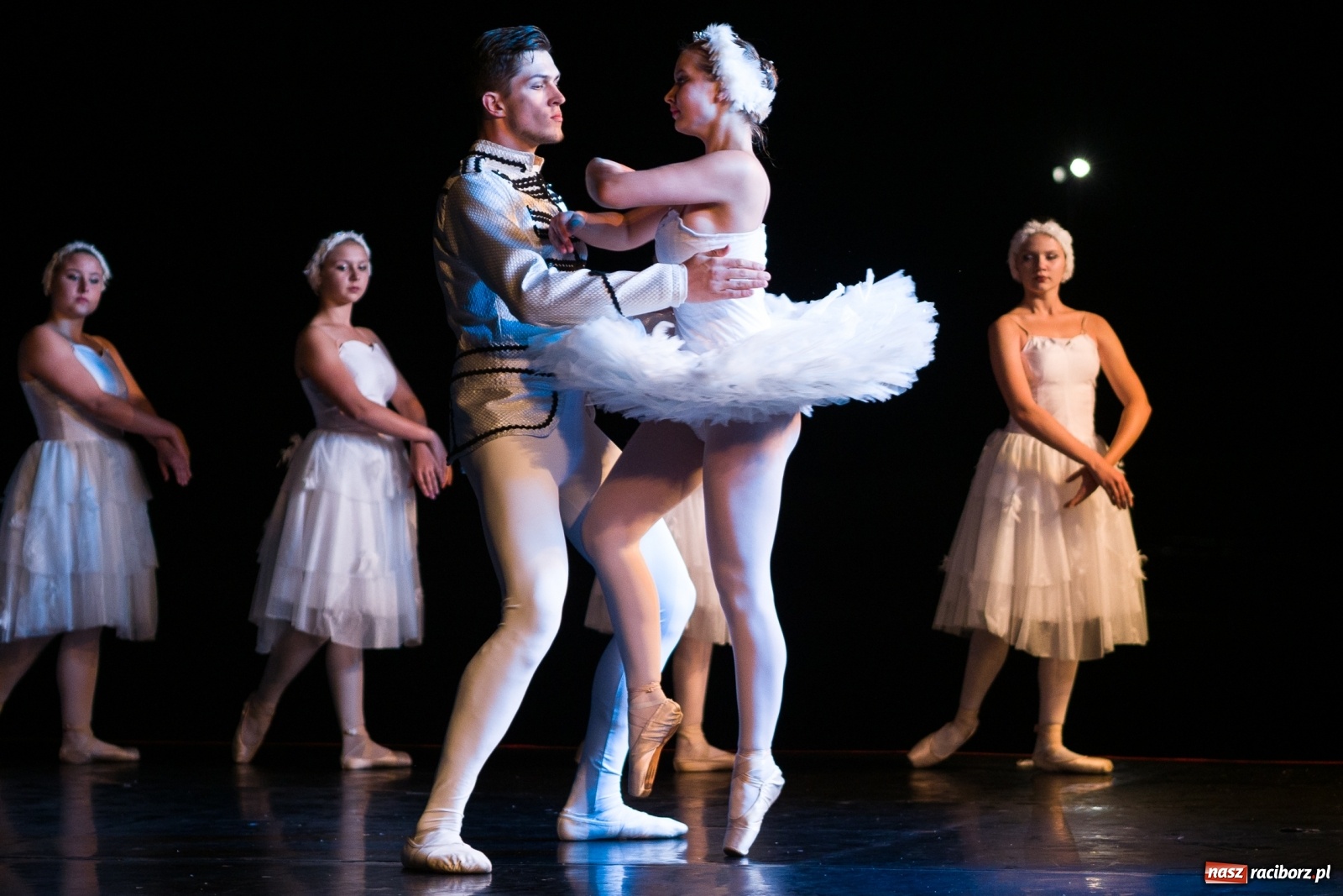 Zdjęcie w galerii na portalu naszraciborz.pl: Spektakl Zaklęty łabędź na jeziorze w Hlučínie [FOTO] wiadomości z regionu