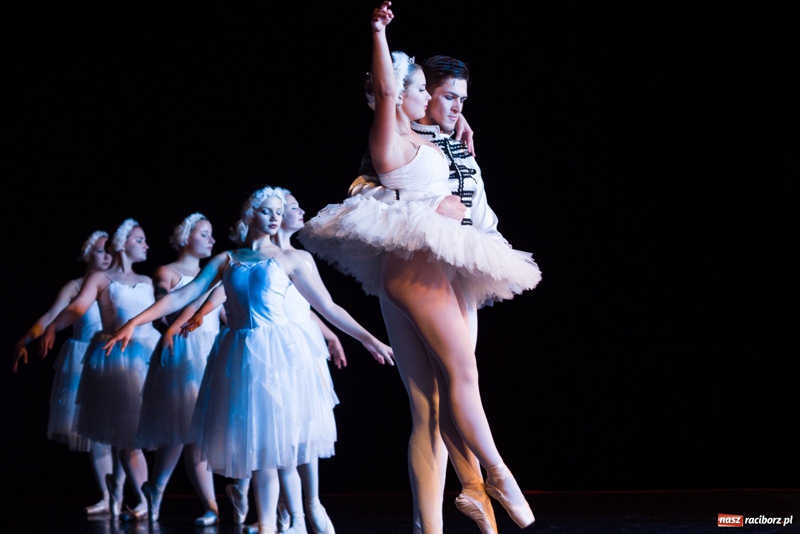 Zdjęcie w galerii na portalu naszraciborz.pl: Spektakl Zaklęty łabędź na jeziorze w Hlučínie [FOTO] wiadomości z regionu