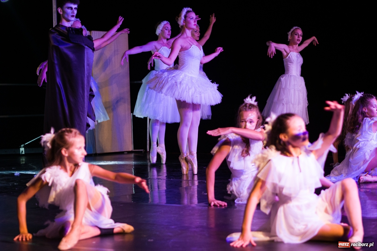 Zdjęcie w galerii na portalu naszraciborz.pl: Spektakl Zaklęty łabędź na jeziorze w Hlučínie [FOTO] wiadomości z regionu