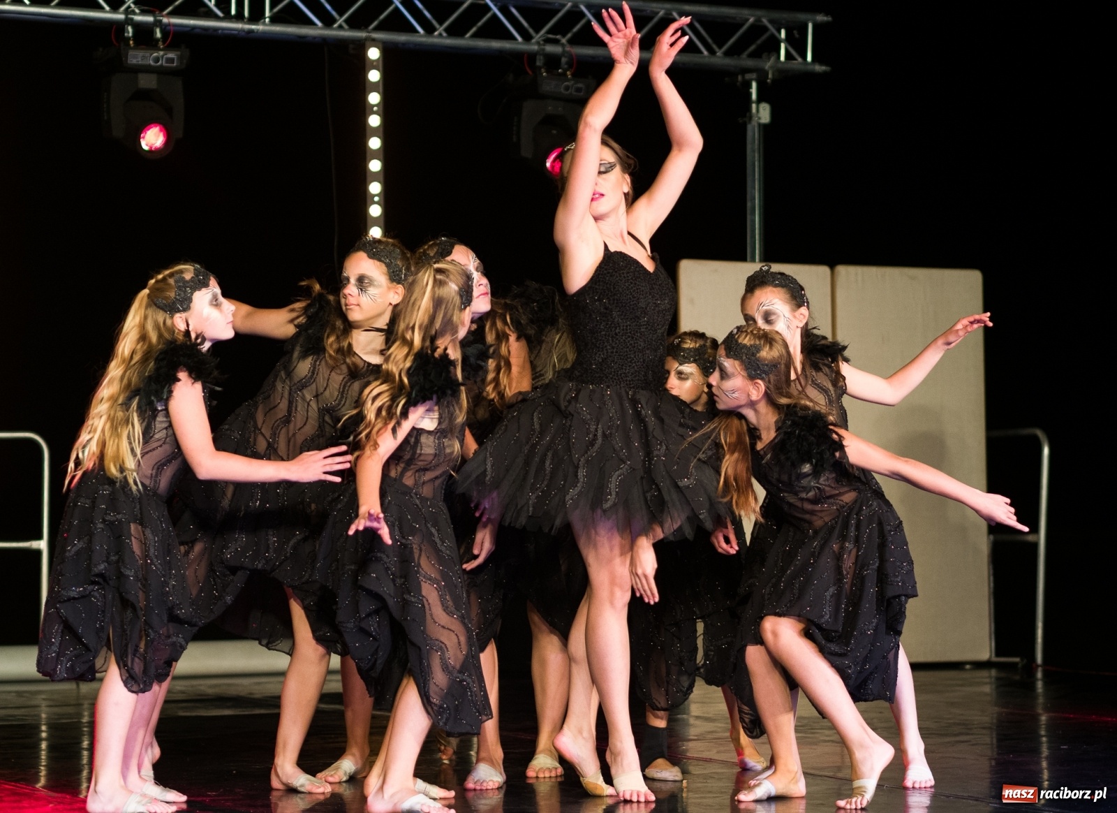 Zdjęcie w galerii na portalu naszraciborz.pl: Spektakl Zaklęty łabędź na jeziorze w Hlučínie [FOTO] wiadomości z regionu