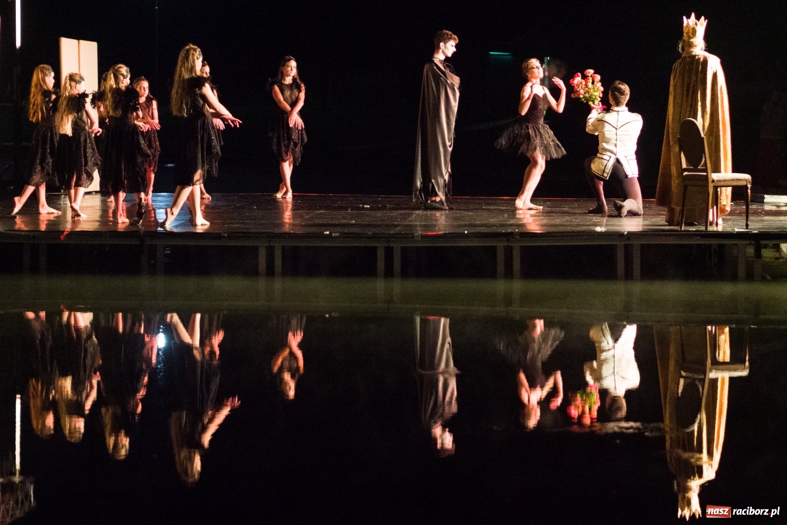 Zdjęcie w galerii na portalu naszraciborz.pl: Spektakl Zaklęty łabędź na jeziorze w Hlučínie [FOTO] wiadomości z regionu