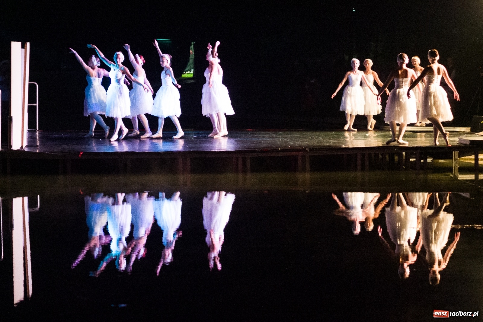 Zdjęcie w galerii na portalu naszraciborz.pl: Spektakl Zaklęty łabędź na jeziorze w Hlučínie [FOTO] wiadomości z regionu
