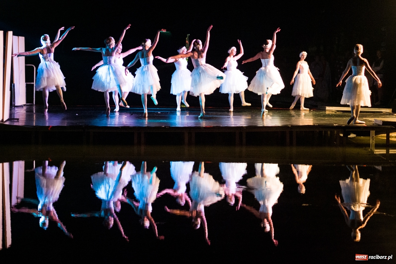 Zdjęcie w galerii na portalu naszraciborz.pl: Spektakl Zaklęty łabędź na jeziorze w Hlučínie [FOTO] wiadomości z regionu