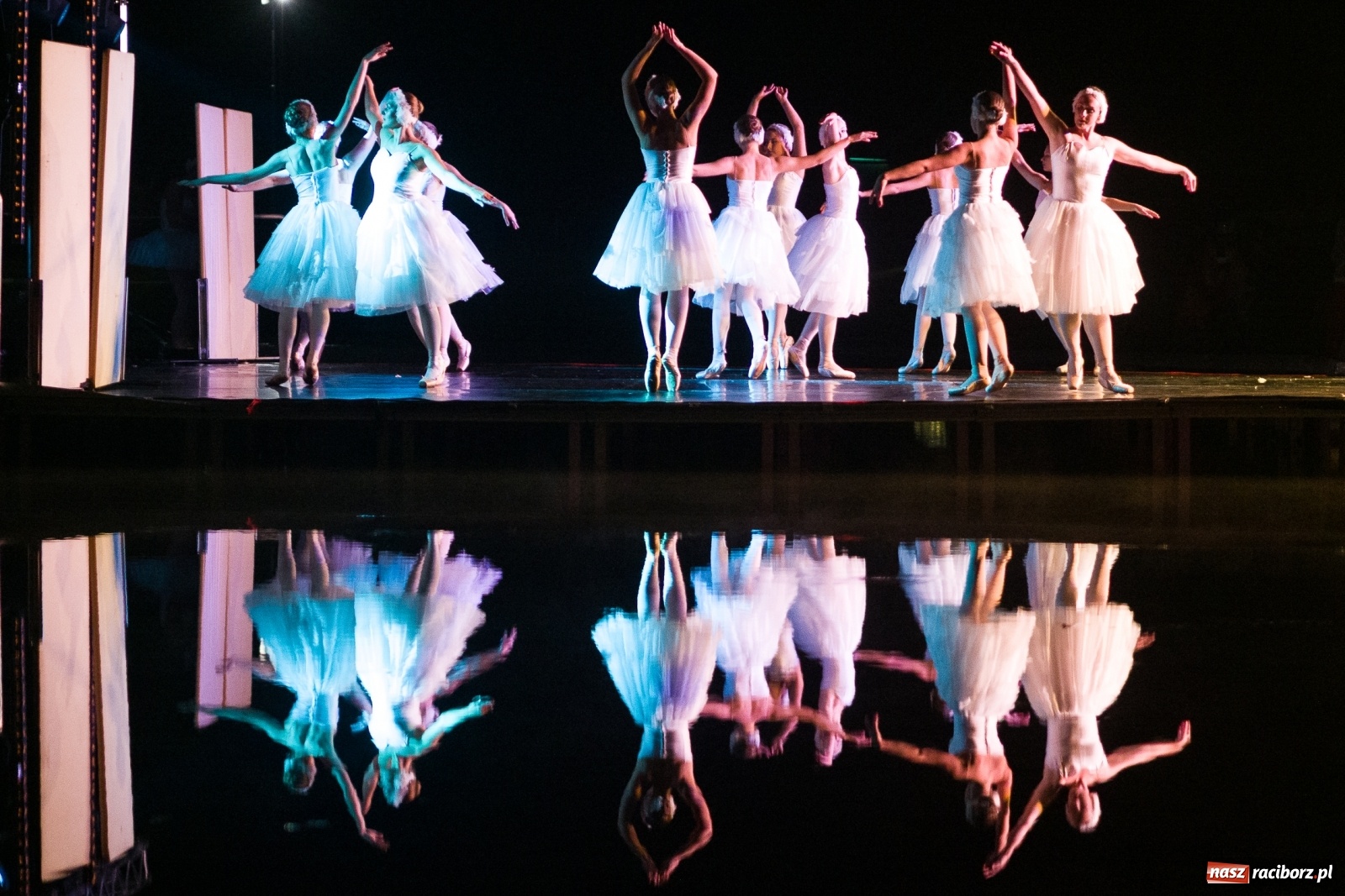 Zdjęcie w galerii na portalu naszraciborz.pl: Spektakl Zaklęty łabędź na jeziorze w Hlučínie [FOTO] wiadomości z regionu