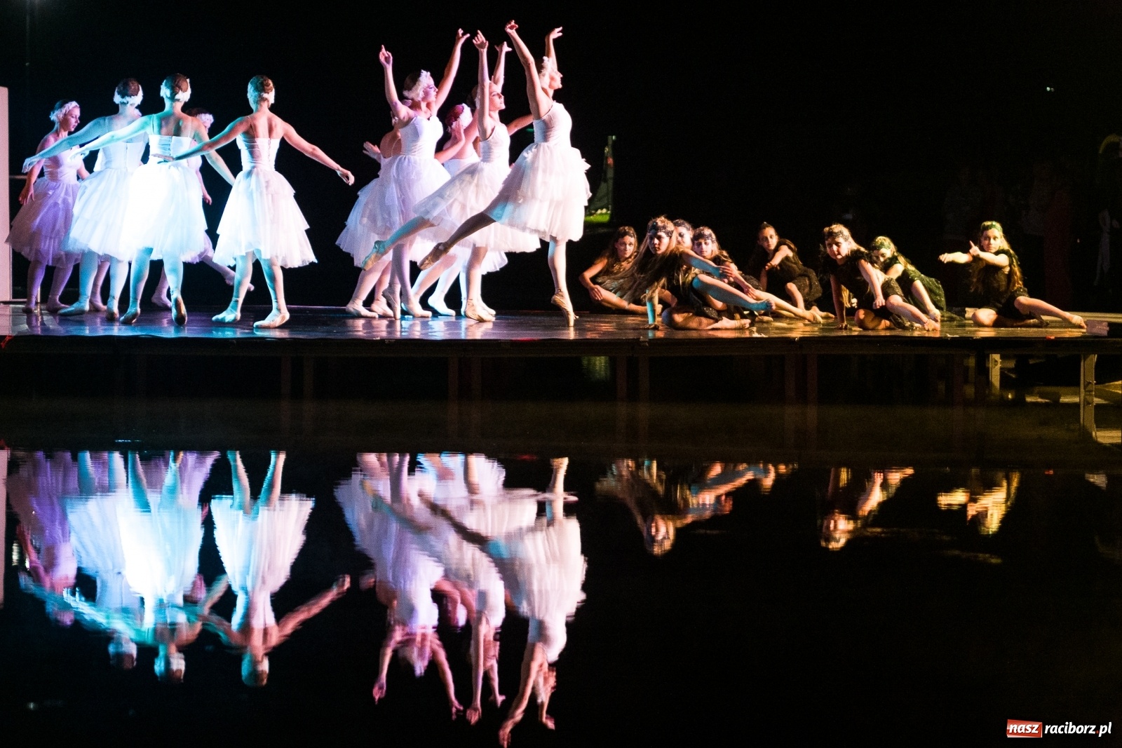 Zdjęcie w galerii na portalu naszraciborz.pl: Spektakl Zaklęty łabędź na jeziorze w Hlučínie [FOTO] wiadomości z regionu