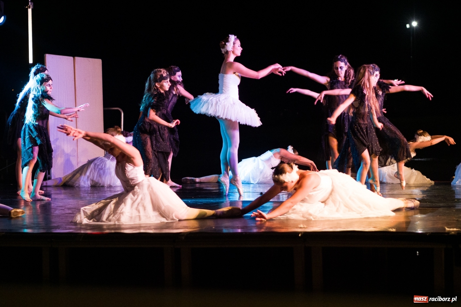 Zdjęcie w galerii na portalu naszraciborz.pl: Spektakl Zaklęty łabędź na jeziorze w Hlučínie [FOTO] wiadomości z regionu