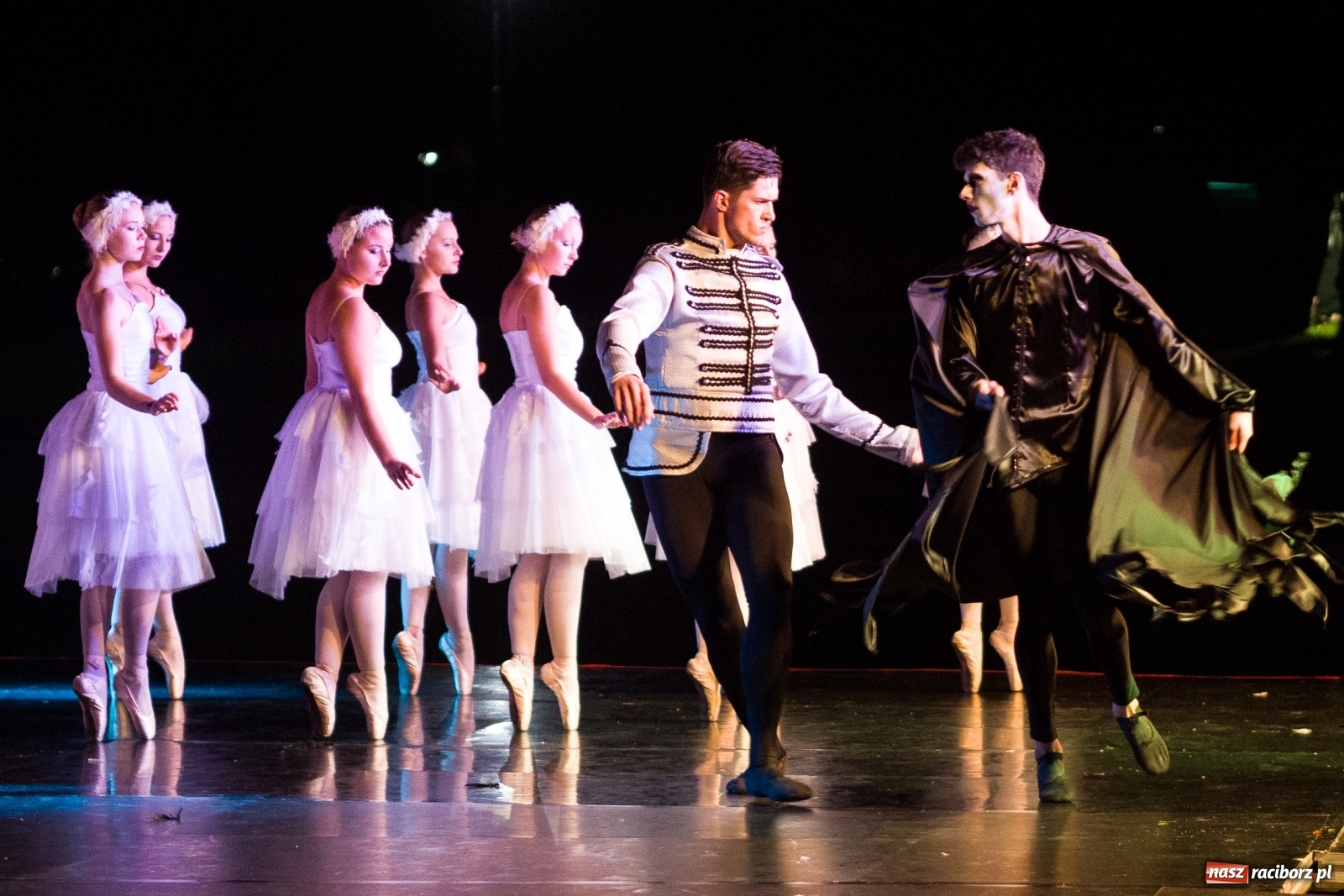 Zdjęcie w galerii na portalu naszraciborz.pl: Spektakl Zaklęty łabędź na jeziorze w Hlučínie [FOTO] wiadomości z regionu