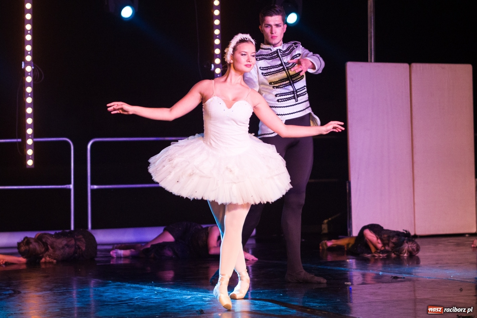 Zdjęcie w galerii na portalu naszraciborz.pl: Spektakl Zaklęty łabędź na jeziorze w Hlučínie [FOTO] wiadomości z regionu