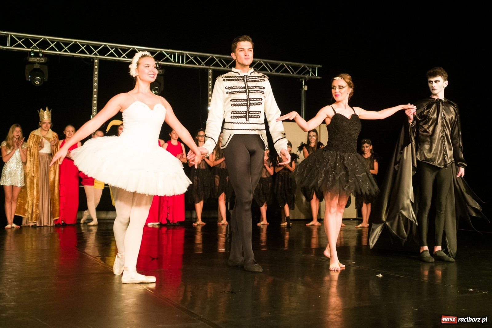 Zdjęcie w galerii na portalu naszraciborz.pl: Spektakl Zaklęty łabędź na jeziorze w Hlučínie [FOTO] wiadomości z regionu