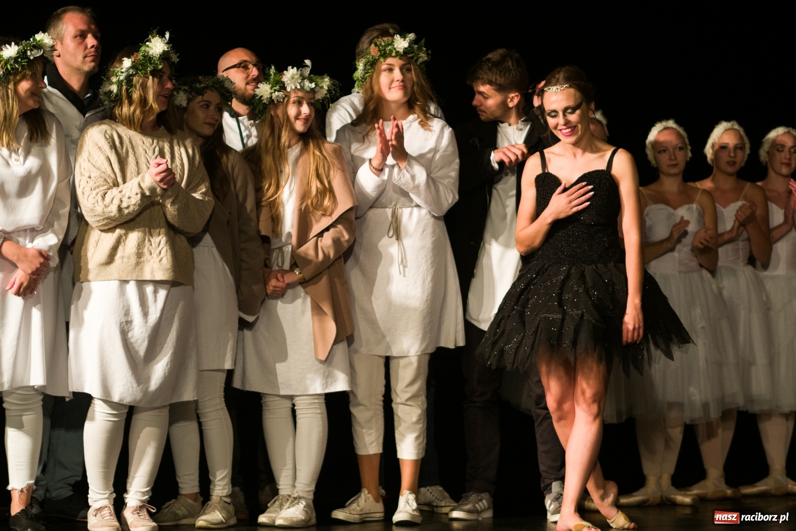 Zdjęcie w galerii na portalu naszraciborz.pl: Spektakl Zaklęty łabędź na jeziorze w Hlučínie [FOTO] wiadomości z regionu