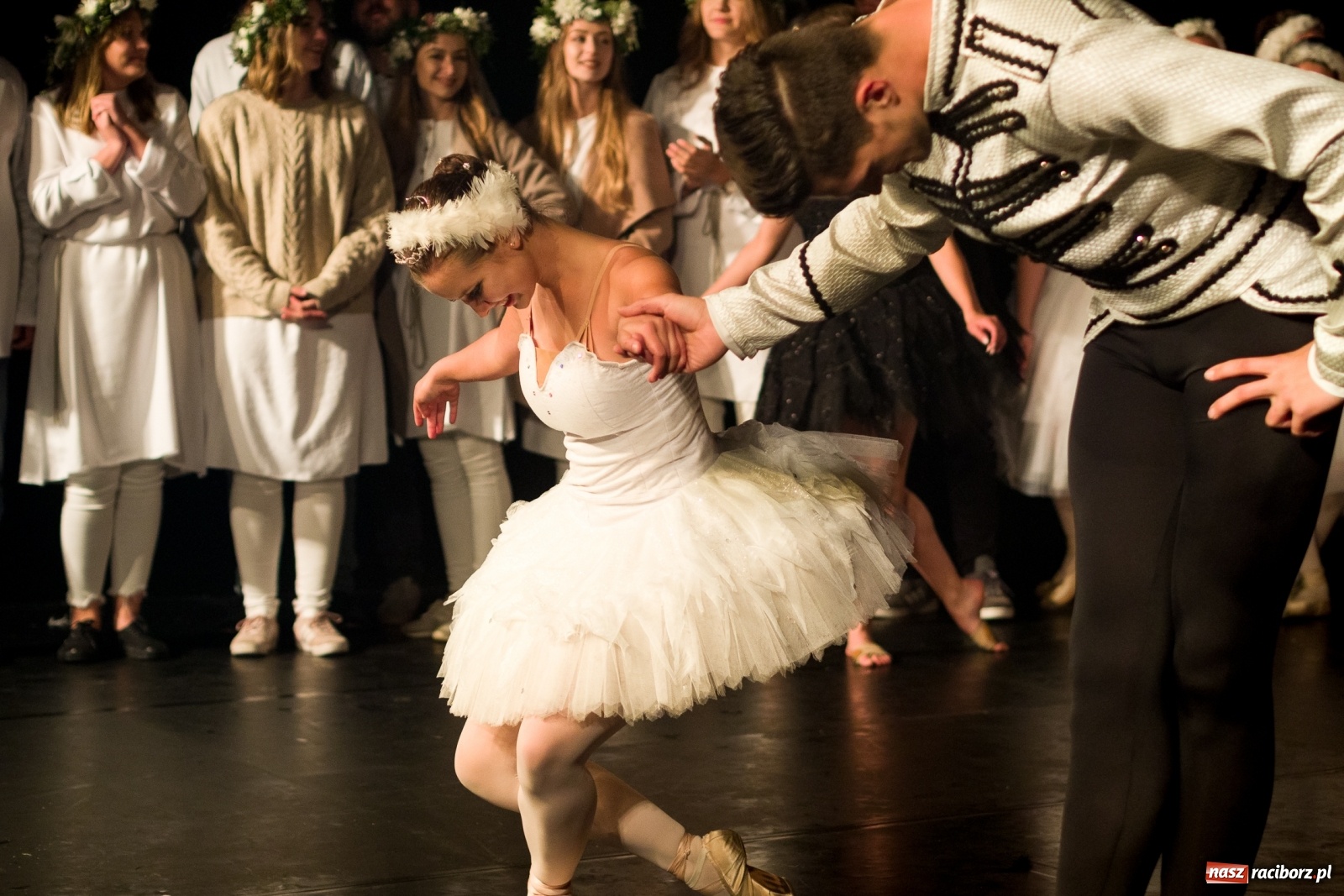 Zdjęcie w galerii na portalu naszraciborz.pl: Spektakl Zaklęty łabędź na jeziorze w Hlučínie [FOTO] wiadomości z regionu