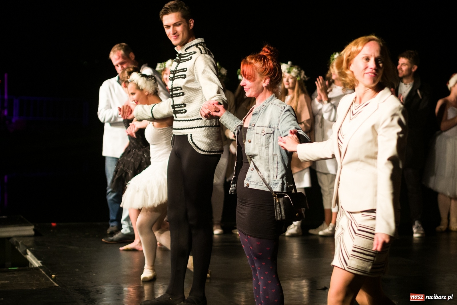 Zdjęcie w galerii na portalu naszraciborz.pl: Spektakl Zaklęty łabędź na jeziorze w Hlučínie [FOTO] wiadomości z regionu